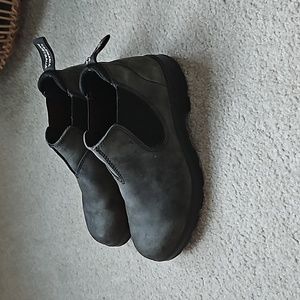 Blunstone, low-cut shoe originals.  Rustic black, size 4.
